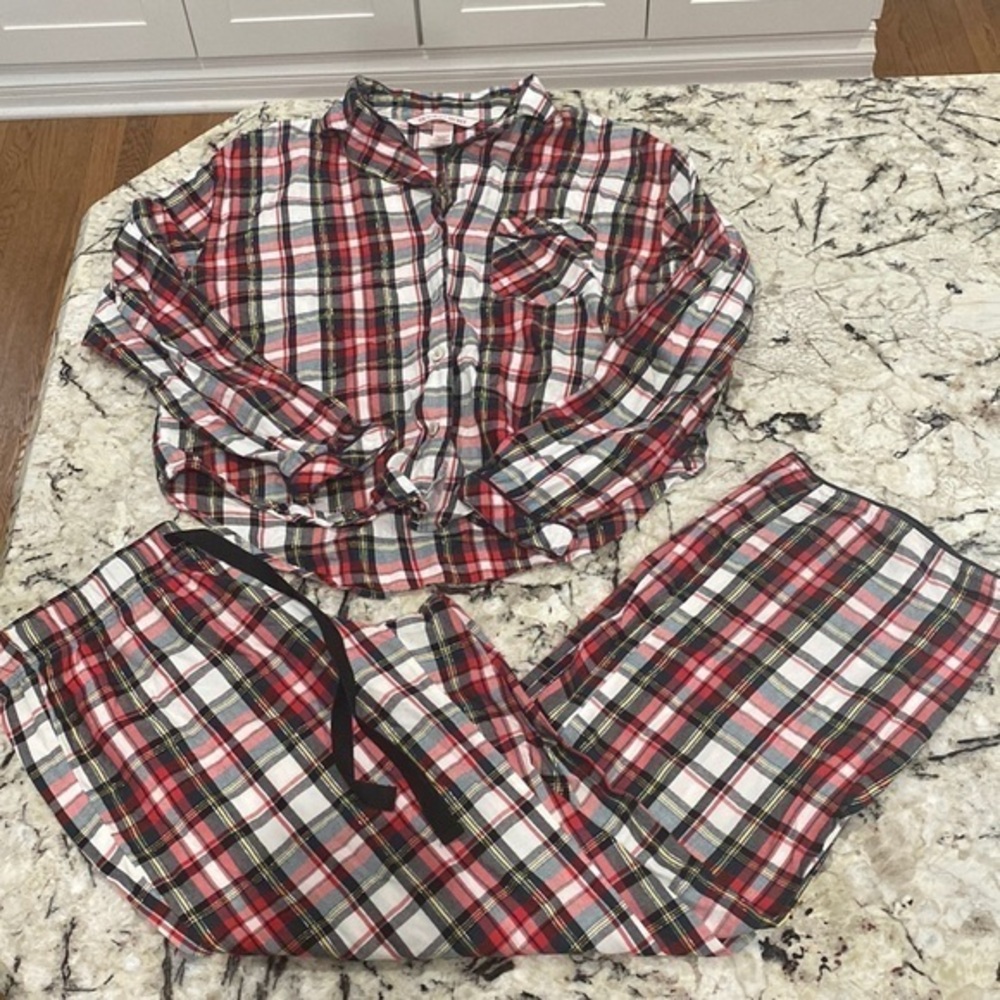 Victoria’s Secret 2 Piece Pajama‎ Set- long sleeve shirt and pants- size XS